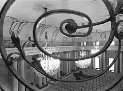 Blick in den Apollosal, im Vordergrund ein Geländerteil