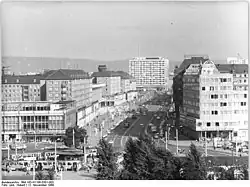 Blick über den Postplatz und die wiederaufgebaute Wilsdruffer Straße (1969 Ernst-Thälmann-Straße), vorne links die HO-Gaststätte „Am Zwinger“, rechts das Lindehaus und zentral im Bild das Hochhaus am Pirnaischen Platz