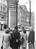Litfaßsäule mit Richtlinien Goebbels zum Selbstschutz, August 1943