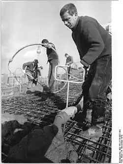 Betonierarbeiten auf der letzten Dachschale am 16.&nbsp;November 1970