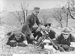 Oberfeldwebel der Panzergrenadier-Division „Großdeutschland“ bei der Ausbildung von Volkssturm-Männern am Maschinengewehr 42 in Ostpreußen, Oktober 1944