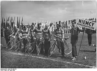 Die DDR-Mannschaft bei der Internationalen Friedensfahrt 1950 mit Otto Busse (4.&nbsp;v.&nbsp;r.)