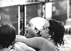 Schwarzweißfoto mit drei Schwimmerinnen im Wasser, Tauber trägt keine Bademütze, Sabine Kahles Mütze ist weiß.