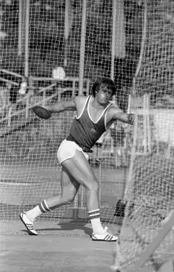 Europameister Wolfgang Schmidt, zwei Tage zuvor Kugelstoß-Dritter, Olympiazweiter 1976 und Weltrekordinhaber – in der Folge hatte er große Probleme mit dem politischen System der DDR, setzte jedoch seine Karriere nach der deutschen Wiedervereinigung mit einigen weiteren Erfolgen&nbsp;fort