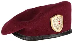 Weinrotes Barett eines Leitenden Beamten
