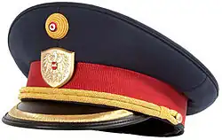 Blaue Tellerkappe mit goldbesticktem Kappenrand eines Leitenden Beamten