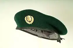 Grünes Barett eines Eingeteilten Beamten der Polizei (Diensthundeführer)