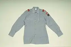 Langärmeliges, graues Uniformhemd der Polizei