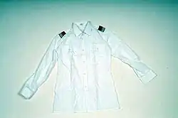 Langärmeliges, weißes Hemd der Polizei