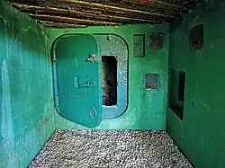 Replik von Panzertür und Tarnfarbe im Bunker 301