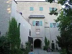 Torbau mit dem Haupttor der Burg (2005)