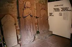 Grabplatten des Eberhard III. von Breuberg, seiner Frau Mechthild (geb. von Waldeck) und deren Sohn Gerlach in der Burg Breuberg