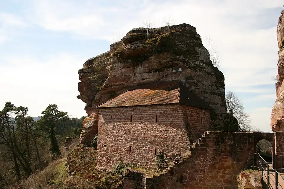 Burgfelsen von Grafendahn (aus Osten), vorne das Burgmuseum