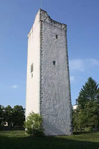 Erhaltener Turm der Burg Pöllnitz