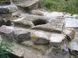Ausgusstein in der hochmittelalterlichen Ringmauer der Ostseite. Der Schacht öffnete sich vor dem Bau der Zwingeranlage in den Burggraben