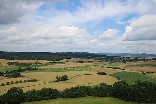 Blick vom Bergfried der Ronneburg etwa nach Norden, rechts hinten Büdingen, davor Diebach am Haag und links (bewaldet) der nördliche Teil des Marköbeler Bergrückens mit der Burgruine Hardeck (nicht sichtbar).