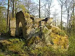 Der Torbau von Nordwesten aus dem Burghof