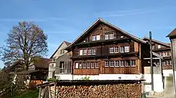 Gartenseitig unterscheidet sich das alte Rathaus nicht von den anderen Holzhäusern Burgaus.