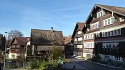 In der engen Rathausgasse gibt es kaum begrünte Vorbereiche.