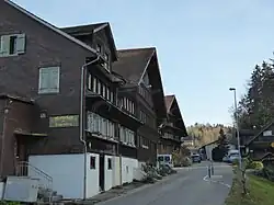 Gasthaus «Toggenburg» in ländlichen oberen Burgau, wo grössere Gärten zu finden sind.