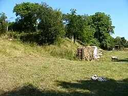 Halsgraben in Richtung Dorf