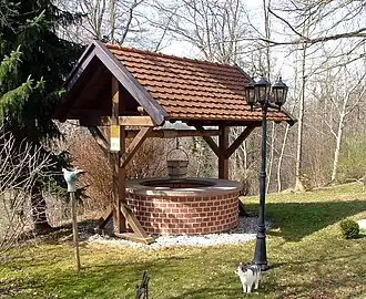 Standort des ehemaligen Burgbrunnens; Brunnenkasten neu von 1992