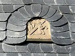 Alte Reliefdarstellung des Kreuzweges Christi – schmückt Schieferfassade