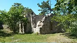 Rechts: Bogen des Haupttores (Tor I), Links: Reste der Burgkapelle