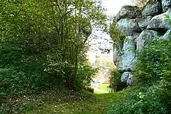 Bild 2, der Aufgang zur Burg durch eine Schlucht (September 2009)