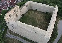 Luftaufnahme der Burgruine Altsachsenheim am Abend