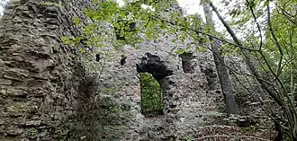 Innenseite der Südwand der Palasruine mit Schießscharten und vermutlichem Zugang.