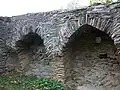 Stützgewölbe an der Innenseite der Ringmauer