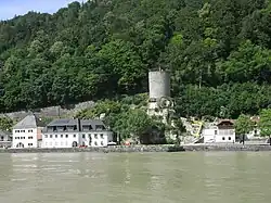 Mautturm. Davor die Donau