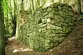 Bild 12: Die Mauer vor dem südlichen Höhlenausgang
