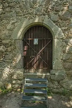 Fotografie des Burgtors der Burgruine Stockenfels