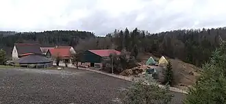 Der Wasserburgerhof, hinter der Scheune der Burghügel, dahinter das Wasserburger Tal