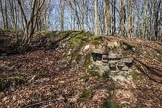 Bild 6: Mauerwerk des runden Gebäudes mit Bruchstein- und Ziegelmauerwerk (März&nbsp;2015)