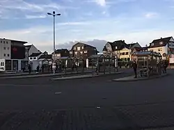 Blick auf den alten Busbahnhof. Ehemaliger Wartesaal und Kiosk wurden bereits abgerissen. Dort stehen Baucontainer (links).