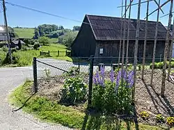 Holzscheune – Bauerngarten