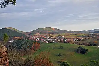 Puhlstein im Hintergrund, im Vordergrund die Ortsgemeinde Busenberg