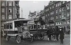 Der letzte Pferde- und der erste Motor-Omnibus in Kopenhagen am Rådhuspladsen, 1913.