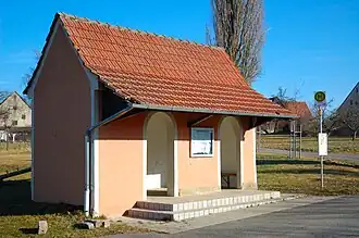 Ehemaliges Milchhäuschen, das jetzt als Bushaltestelle genutzt wird