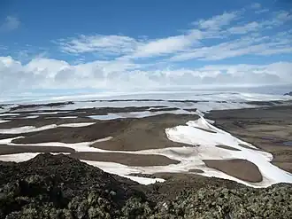 Blick von der Basis der Byers-Halbinsel nach Osten auf den Rotch Dome (Hintergrund) mit der davor aufragenden Urvich Wall