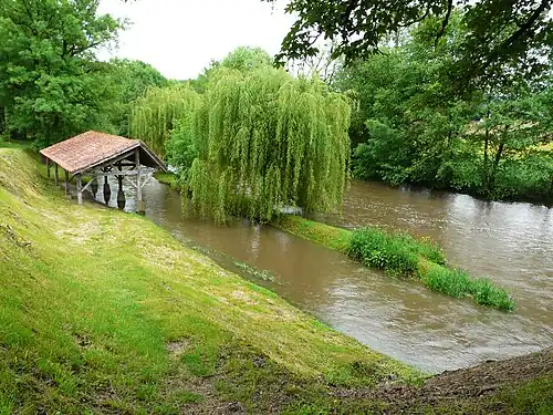 Waschhaus an der Côle bei Frühjahrshochwasser