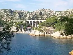 Der Hafen Grand-Méjean (Ensuès-la-Redonne) mit dem Eisenbahnviadukt der Ligne de la Côte Bleue