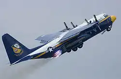 C-130T Hercules des U.S. Marine Corps (Begleitflugzeug der „Blue Angels“) beim JATO-Start