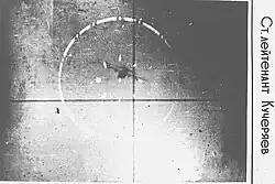 Eine C-130 wird von einer MiG-17 angegriffen