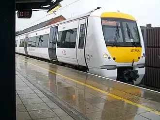 Elektrischer Triebwagen der c2c (Baureihe „Class&nbsp;357“) im Bahnhof West Ham