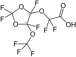 Strukturformel der Difluor{[2,2,4,5-tetrafluor-5-(trifluormethoxy)-1,3-dioxolan-4-yl]oxy}essigsäure mit markierten Stereozentren
