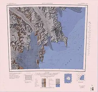Unterer Abschnitt und Mündung des Priesley-Gletschers in die Nansen-Eistafel (links der Kartenmitte)